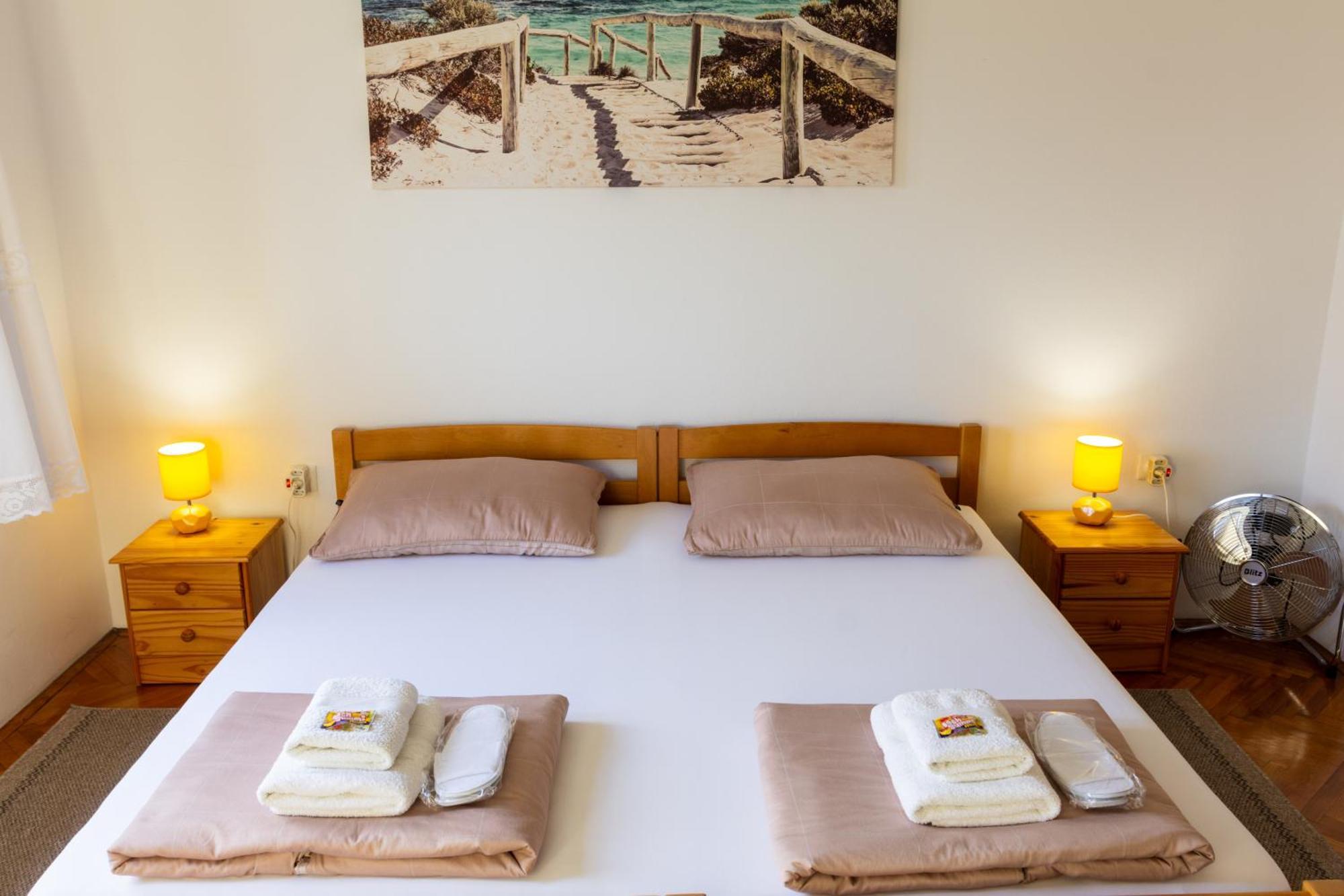 Sea View Retreat With 170Mbps Wifi And Sunny Balcony Apartment คาสตาฟ ภายนอก รูปภาพ